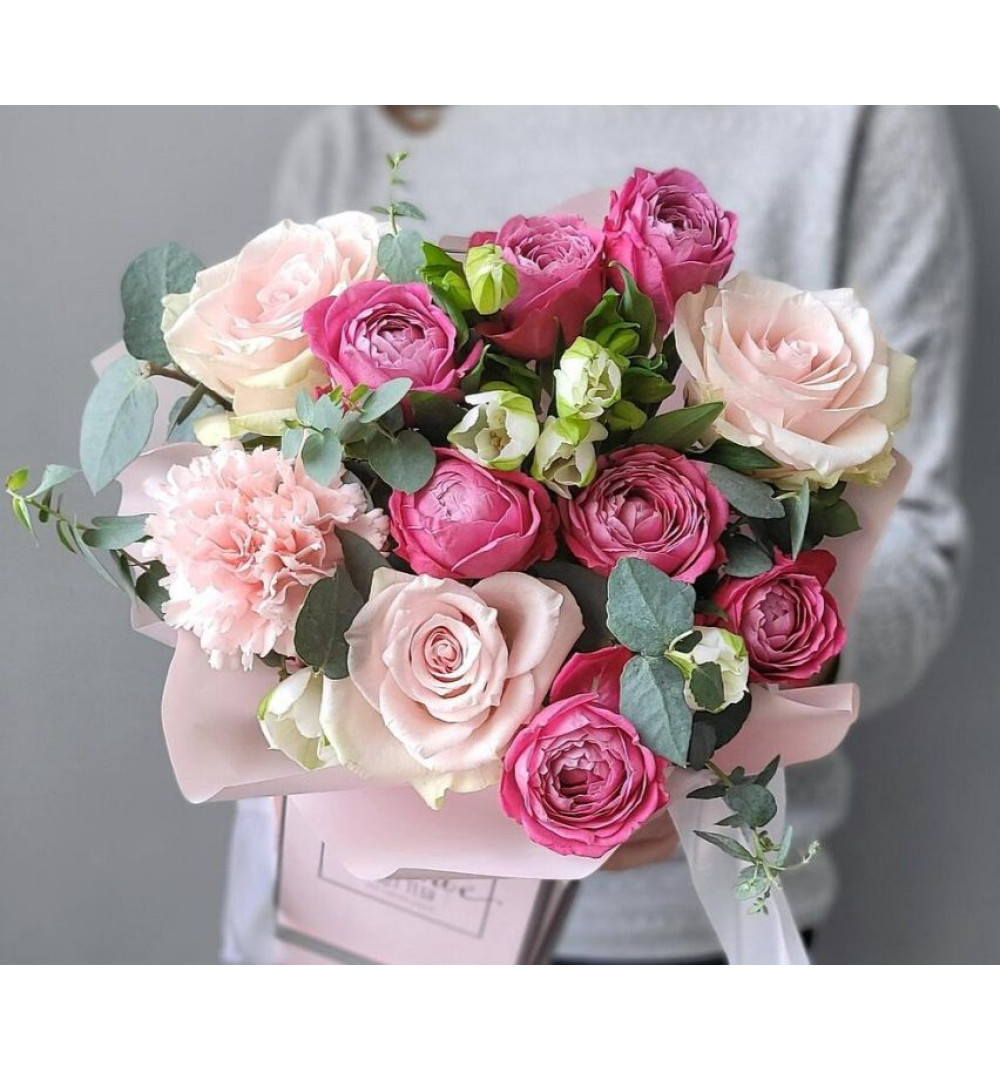 Композиция с розами, пионовидными кустовыми розами и альстромерией